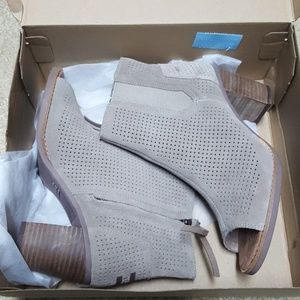 *Toms* Majorca Peep Toe in Stucco Suede Perforated